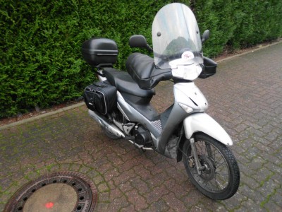 mit edlem variablem Kühlluftbegrenzer,  Thermokontrolle,  M+S Bereifung, Windschild und warmen Pfotenstulpen