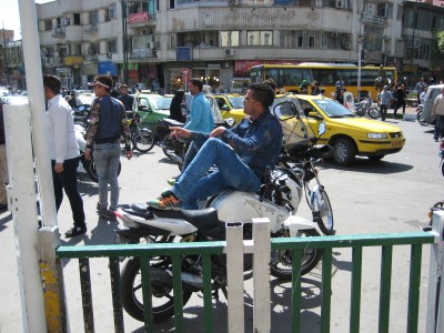 Moped-Taxistand in Teheran (nein, die Nase ist nicht abgeklebt als Sonnenschutz)