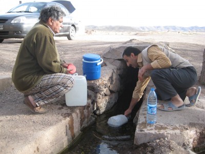 Teewasser holen außerhalb von Isfahan. Nur das beste Wasser kommt in den Samowar.