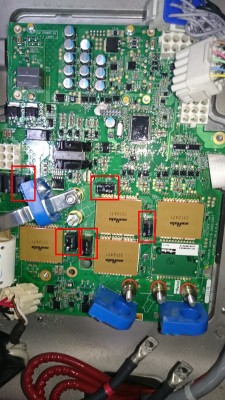 Controller mit defekten Sicherungen rot markiert (4x 250V/40A, 1x 250V/6A)
