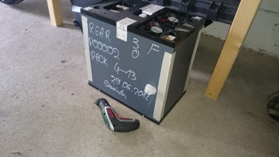 Eins von zwei Akkupacks musste ausgebaut werden, um richtig an den Controller zu kommen (Ixo zum Größenvergleich)