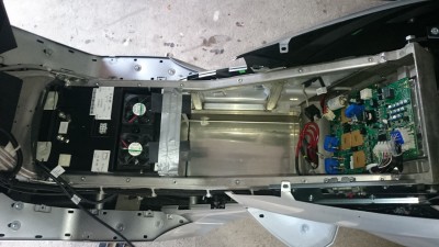 So sieht es im Bauch des Vectrix aus (Ein Akkupack ausgebaut, Controller noch drin)<br />Hübsches Detail auch die Abdeckung der Akkuverbinder mit Gummiplatten und Panzertape :-)