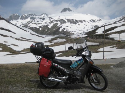 Blick nach oben zum Pass - noch wenige "Meter"