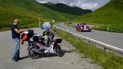 James in Aston Martin hinter Goldfinger.jpg