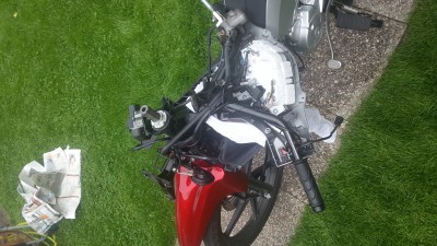 Die Demontage, ist ketzt natürlich wieder zusammengebaut... Die Arme..