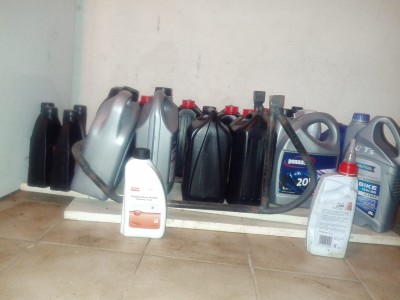 Chopperheber fuer die Sportster und div. volle Oelkanister.