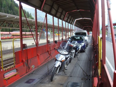die Felbertauernstr. ist z.Zt. wegen Felssturz gesperrt, einzige Chance zurückzukommen daher mit der Autoschleuse