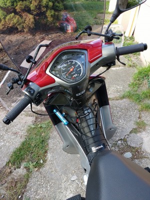 Scheibe und Handguards von Innen. Man erkennt auch die Kabelführung von der Griffheizung.