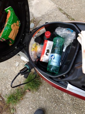 Der Beweis dass das alles hineinpasst! Außerdem sieht man den Stecker der Griffheizung