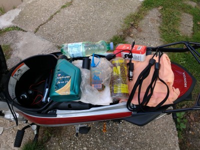 Wer meint dass der Wave-Stauraum zu klein bemessen ist... Immer dabei: Reservebenzin, Wasser, Seife, Kettenöl, Motoröl, Usb-Ladegerät, Sturmhaube, Gepäckspinne, Putzfetzen