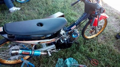 Wer zu faul ist die Sitzbank zum tanken zu öffnen.