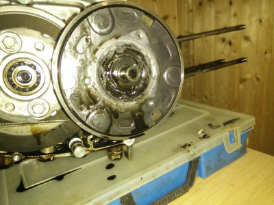 Aluteile u magnet. Abrieb re. im Bild.