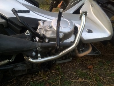 Rein durch Kreisfahren bei Schräglage erzeugte Kratzer.