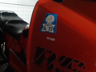 ein schmaler Streifen mit einer Seriennummer löst sich beim Lösen.