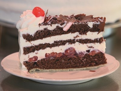 Ein_Stueck_Schwarzwaelder_Kirschtorte.jpg