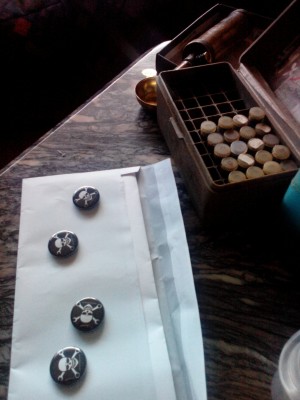 Buttons gibt er auch dazu.