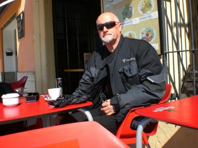 Die "coole" Brille ist vom Discounter und liegt seit einem Jahr auf der Tanksäule in Antratz.